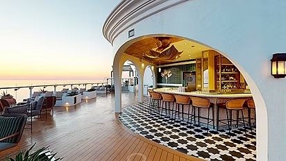 Bar al atardecer en cubierta del Celebrity Beyond