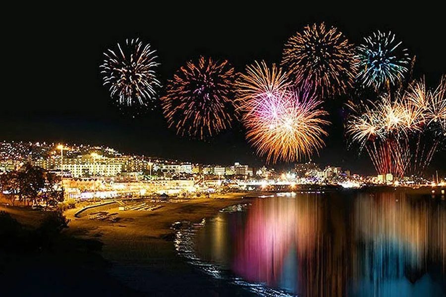 Fuegos artificiales de Año Nuevo sobre la costa de Las Palmas