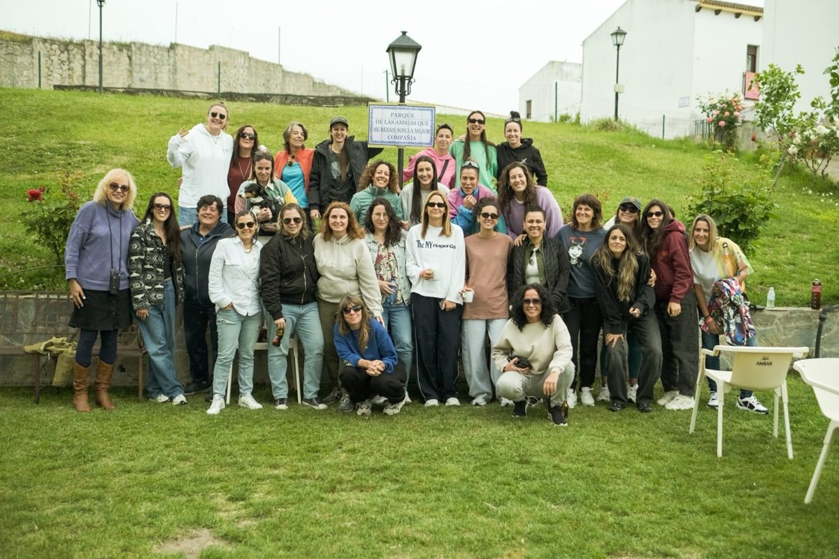 Grupo de viajeras en un pueblo, Rural Lesbian Camp
