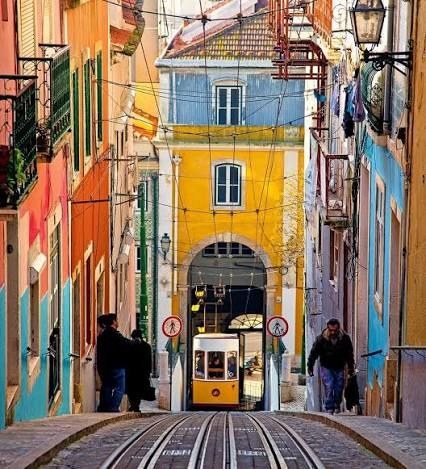 Tranvía amarillo en una calle de Lisboa